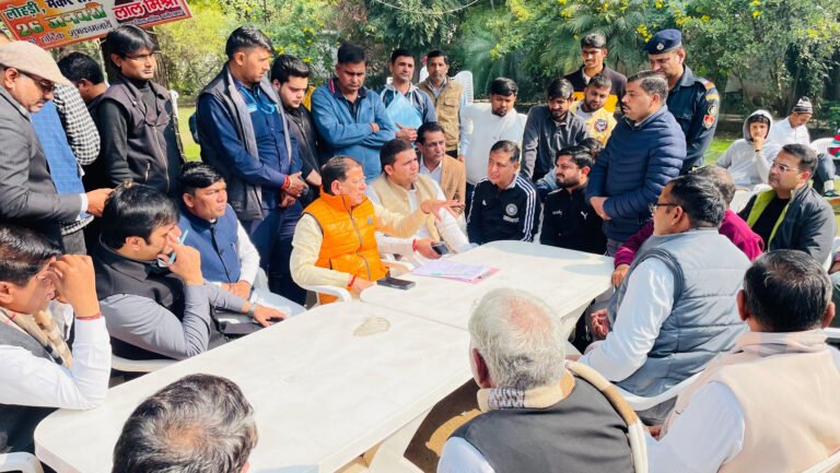  मंत्री राजेश नागर ने मौके पर दिए बिजली के खंबे लगाने के आदेश