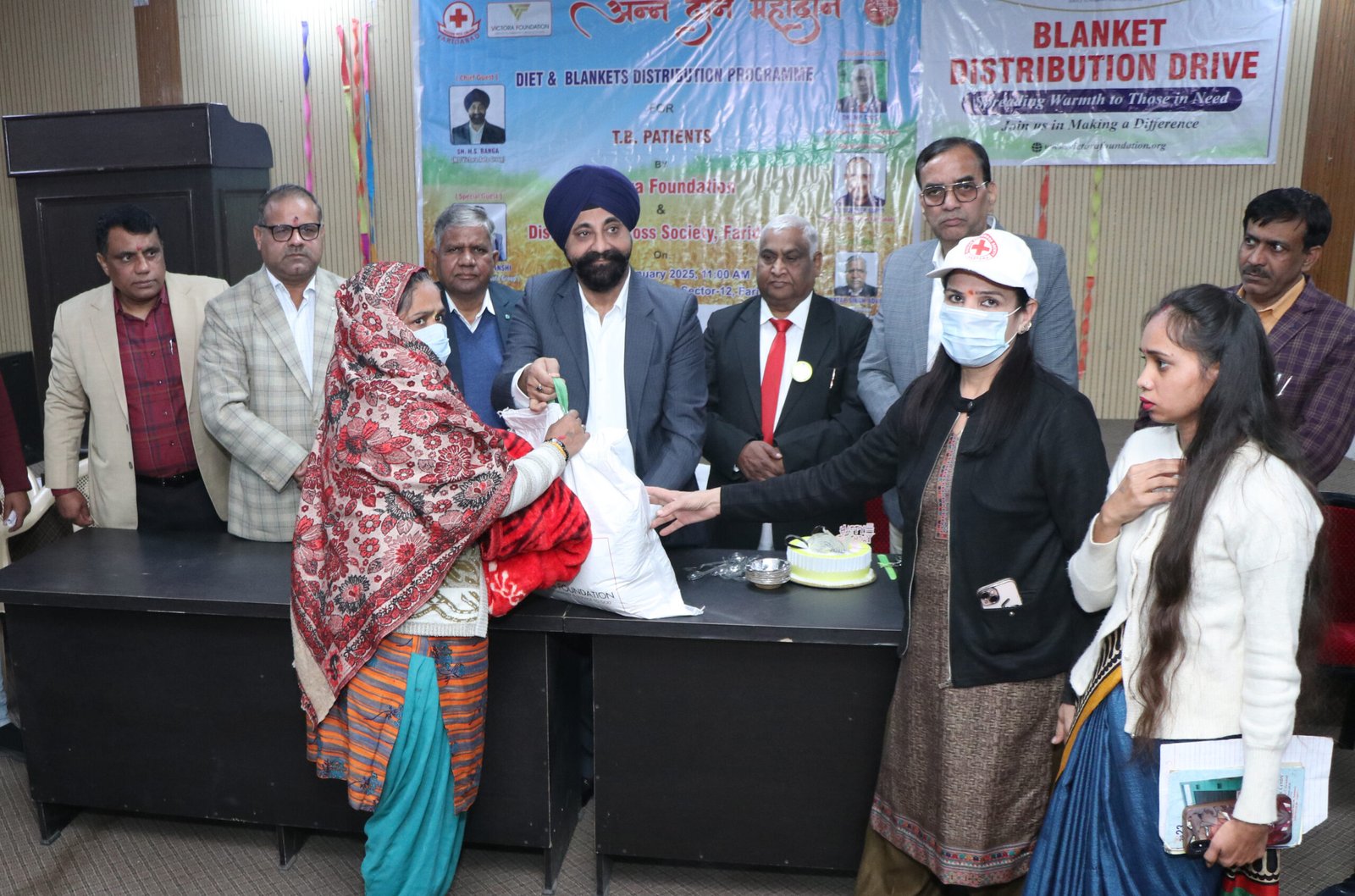 आर्थिक रूप से कमजोर तपेदिक मरीजों को विशेष पोषाहार एवं कंबल वितरण