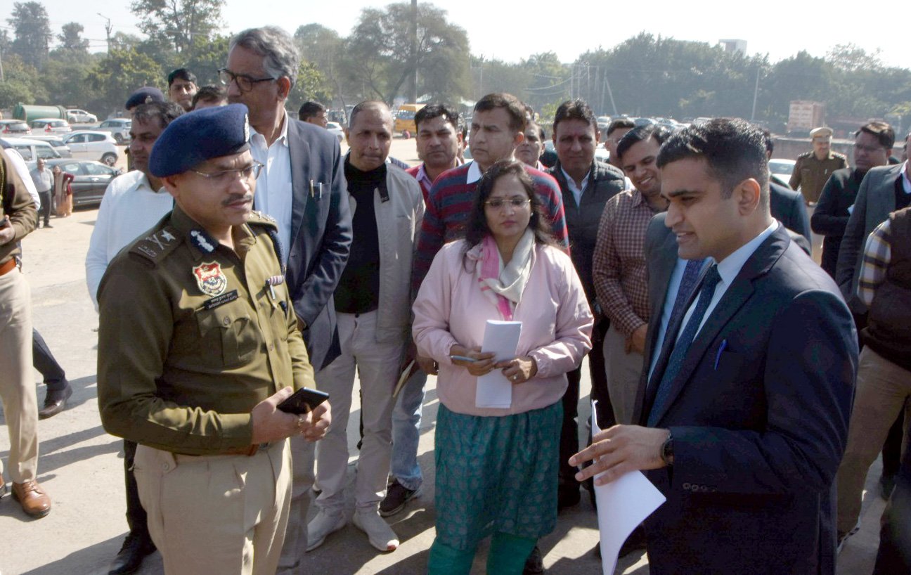 राज्यपाल बंडारू दत्तात्रेय गणतंत्र दिवस समारोह में फहराएंगे तिरंगा डीसी और सीपी ने समारोह स्थल का किया निरीक्षण