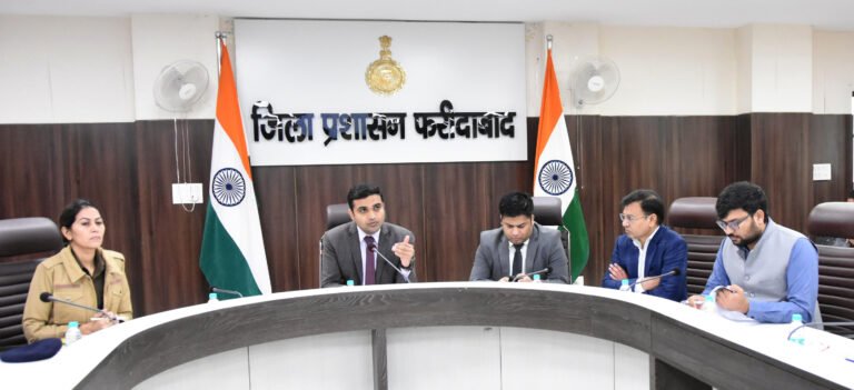 डिजिटल प्लेटफॉर्म से घर बैठे मिल रहा है लोगों को सरकार की योजनाओं का लाभ : डीसी विक्रम सिंह