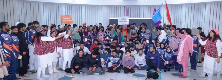 कश्मीरी युवा आदान-प्रदान कार्यक्रम के तहत युवाओं ने अमूल बनास डेयरी उद्योग,वर्ल्डस्ट्रीट व अन्य मुख्य स्थलों का दौरा किया