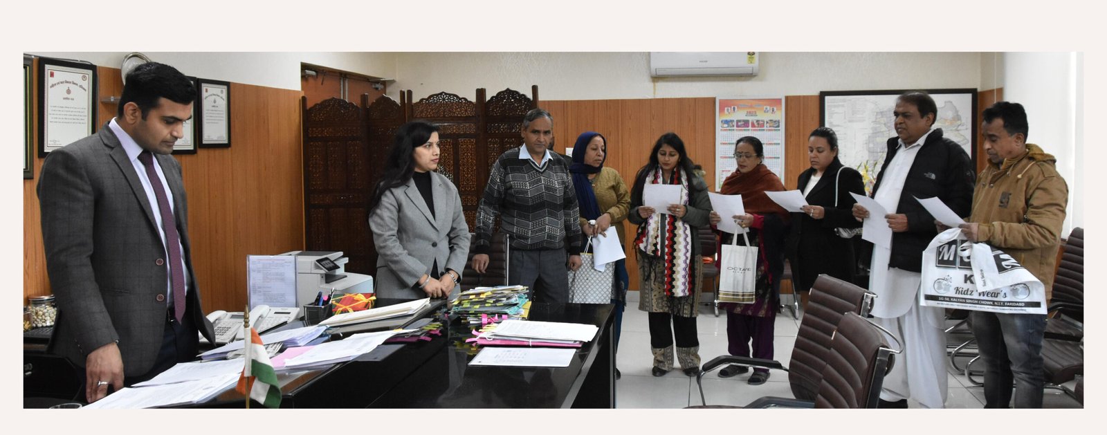 जिलाधीश ने दिलाई 6 विदेशी नागरिकों को भारतीय नागरिकता की शपथ