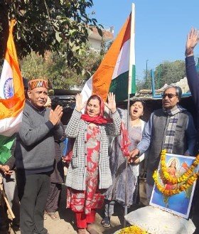 पाकिस्तान से विस्थापित परिवारों ने गणतंत्र दिवस पर भारत माता पूजन कर फहराया तिरंगा