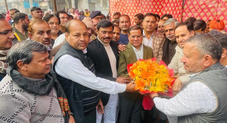 मंत्री राजेश नागर ने गांव के बुजुर्गों से नारियल फुड़वाकर कराया उद्घाटन 