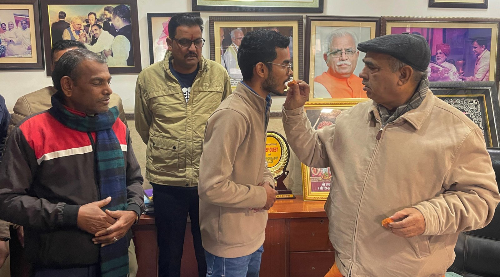 इरिगेशन विभाग में एसडीओ पद पर सलेक्ट होने पर राहुल को विधायक मूलचंद शर्मा ने मिठाई खिलाकर दी बधाई