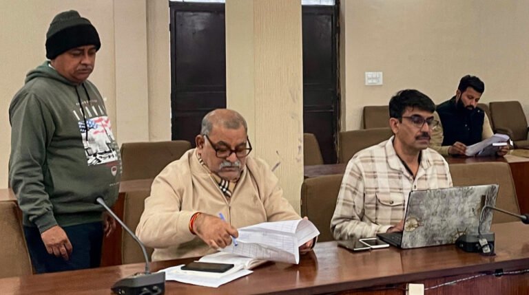 समाधान शिविर में मंगलवार को निगम के एक्सइएन पदम भूषण ने सुनी शिकायतें