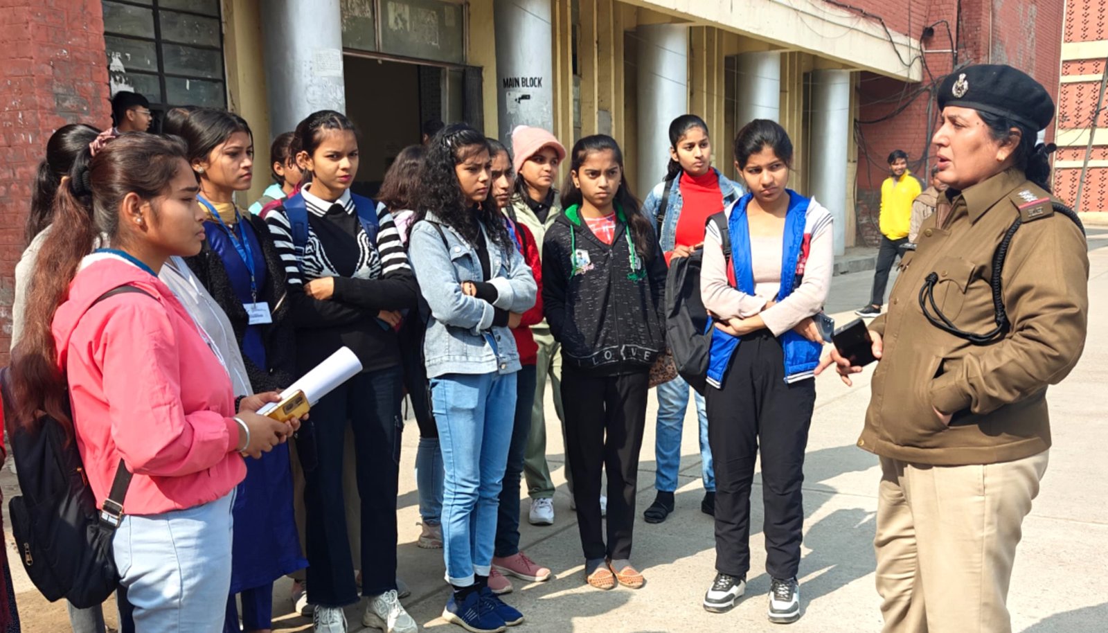 नशे के दुष्परिणाम, साइबर फ्रॉड एवं महिला विरुद्ध अपराध के प्रति नेहरू कॉलेज में छात्राओं को किया जागरूक