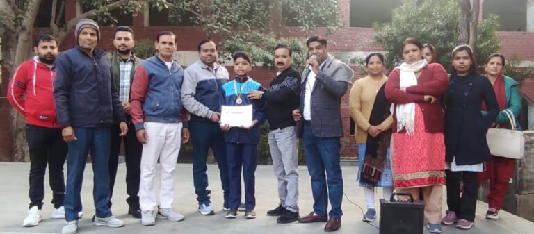 राजकीय विद्यालय ओल्ड फरीदाबाद के छात्र यश ने आर्टिस्टिक जिम्नास्टिक प्रतियोगिता में रजत पदक जीता