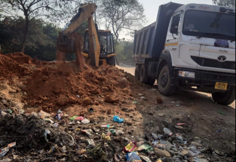 सड़क किनारे सी एंड वी वेस्ट और मलबा डालकर मार्ग अवरोध करने और सुंदरता खराब करने पर तीन लोगों का चालान किया