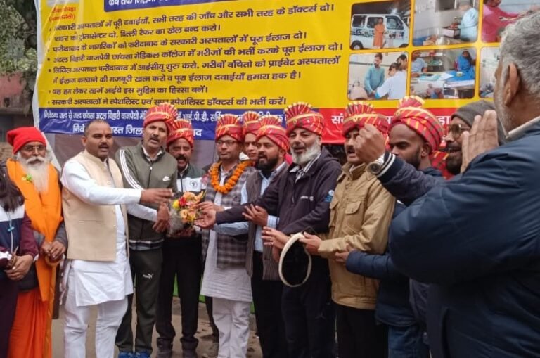 धरने के 40वें दिन रैफर मुक्त फरीदाबाद संघर्ष समिति के 11 सदस्यों ने सिर मुंडवाकर, रोष जताया