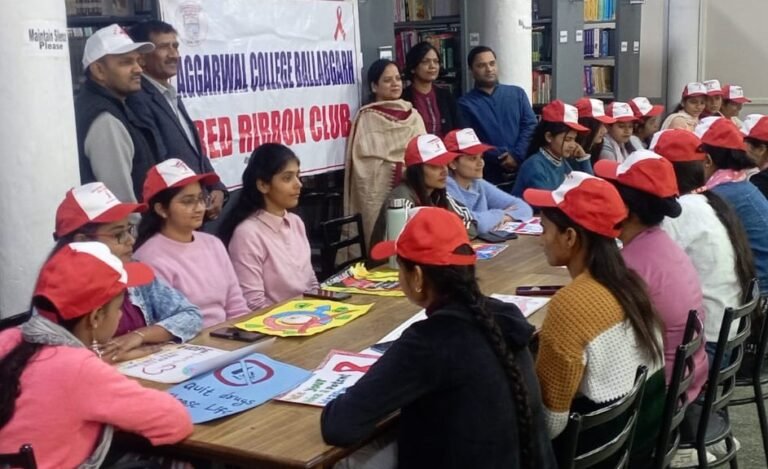 अग्रवाल कॉलेज में हुई एड्स व टीबी विषय पर स्लोगन राइटिंग व पोस्टर मेकिंग प्रतियोगिता