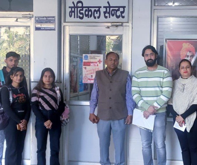 एचआईवी एड्स जागरूकता को लेकर शताब्दी महाविद्यालय में पोस्टर अभियान