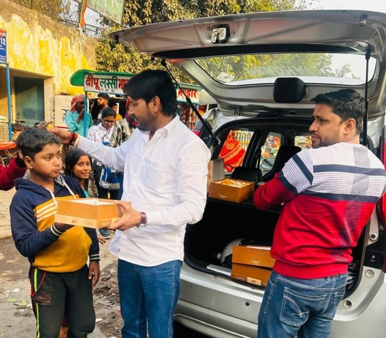 रामलला की प्राण प्रतिष्ठा की वर्षगांठ पर 51 किलो लडडू बांटे