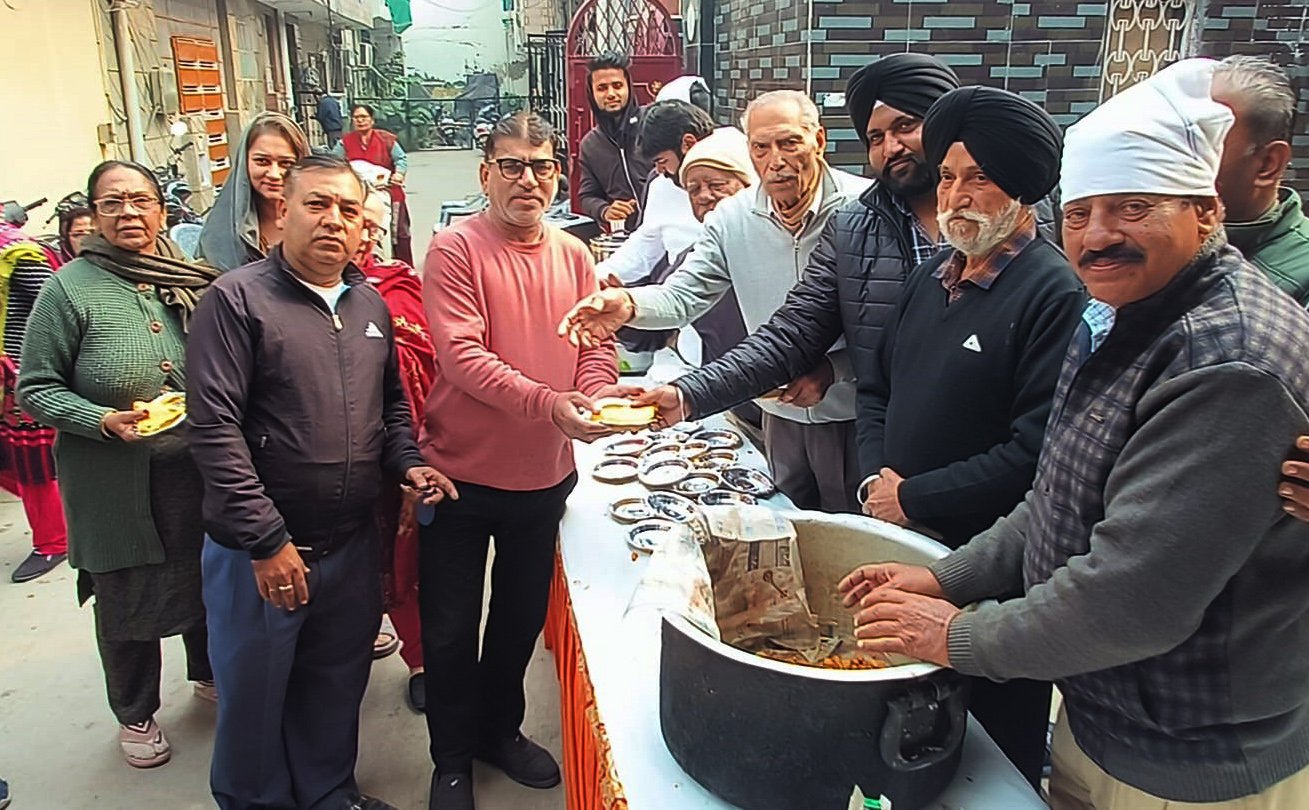गुरू गोबिन्द सिंह जी के प्रकाशपर्व पर निवर्तमान पार्षद जसवन्त सिंह ने बांटा प्रसाद