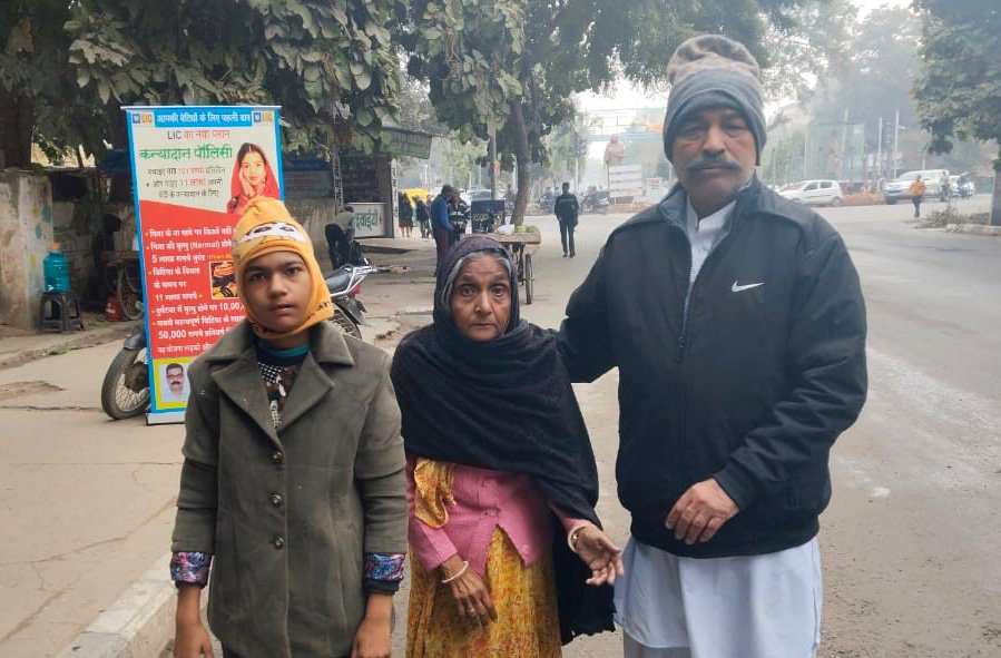 कडक़ती ठड़ में दो बेसहारा बुजुर्ग महिलाओं का सहारा बना ताऊ देवीलाल वृद्वाश्रम