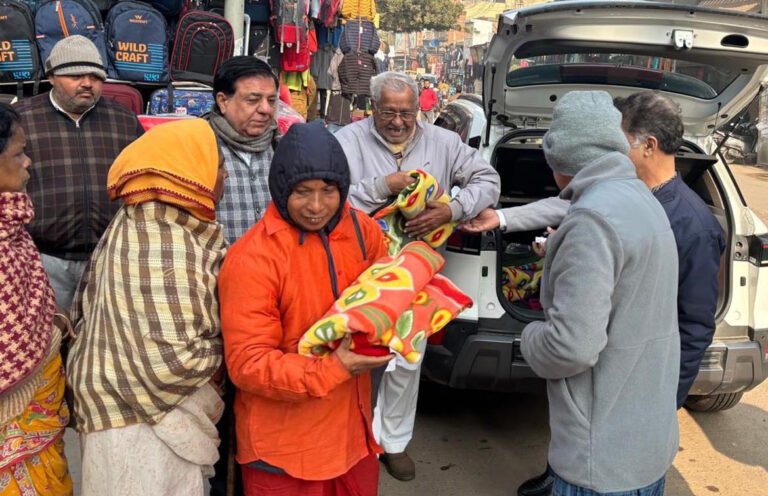 पंजाबी सेवा समिति द्वारा कम्बल वितरण किया गया