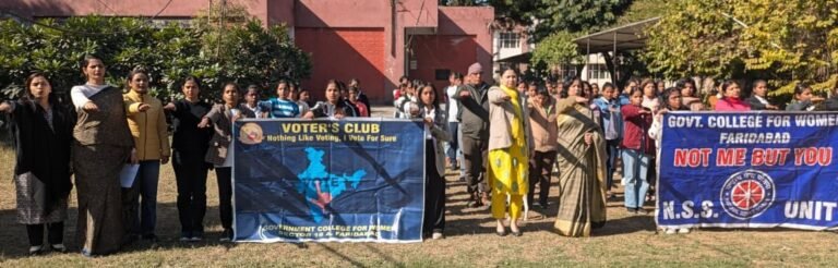 राष्ट्रीय मतदाता दिवस पर छात्राओं को दिलाई मतदान की शपथ