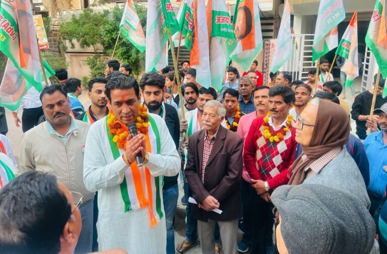 वार्ड नंबर-23 के कांग्रेस प्रत्याशी अजय भड़ाना ने पदयात्रा निकालकर लोगों से मांगा समर्थन