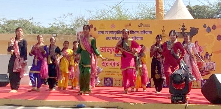38वें सूरजकुंड मेले में हरियाणा लीगल लिटरेसी सर्विसेज के मंच पर सराय ख्वाजा की छात्राओं ने नृत्य प्रस्तुत किया