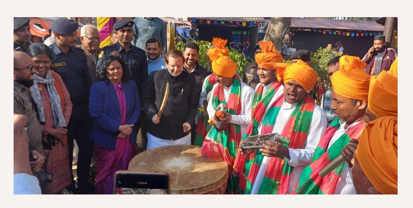 हरियाणा के विरासत एवं पर्यटन मंत्री डा. अरविंद कुमार शर्मा ने किया सूरजकुंड मेले का अवलोकन, शिल्पकारों से हुए रूबरू