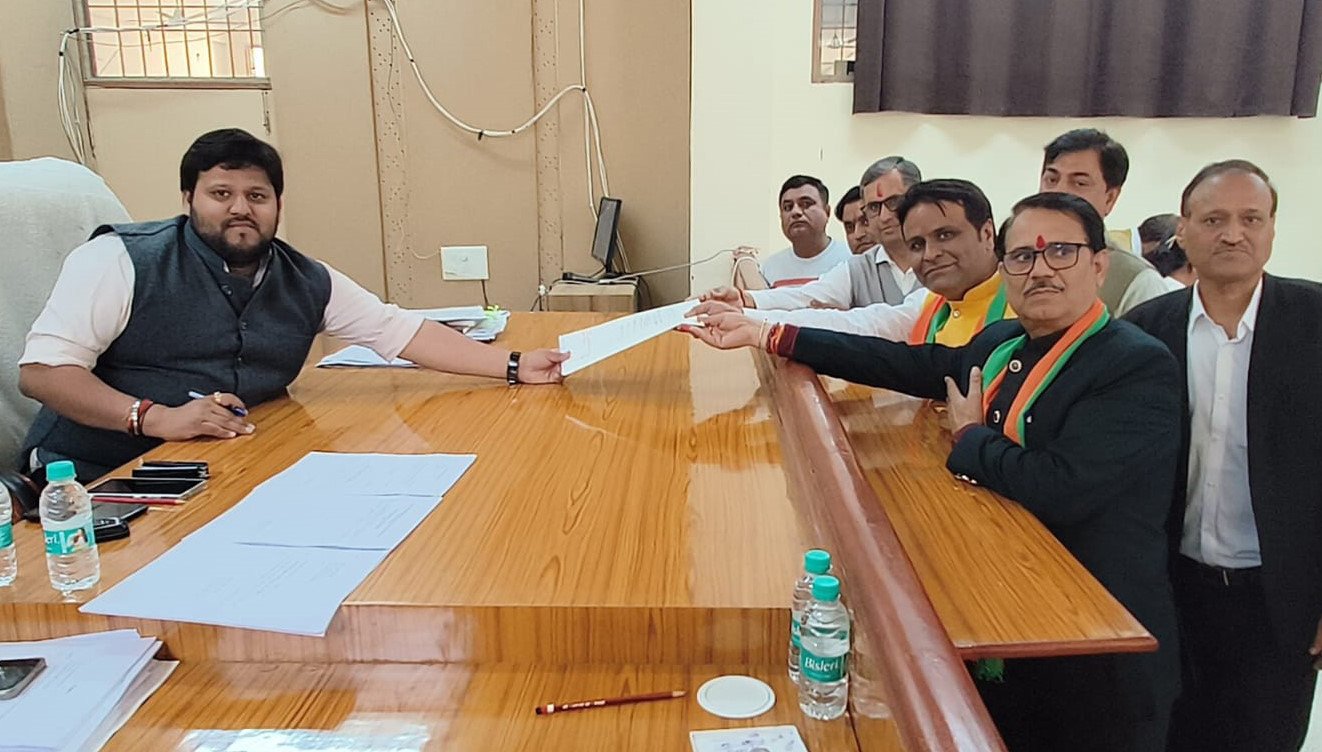 वार्ड-2 से भाजपा प्रत्याशी राजेश डागर ने एसडीएम बल्लभगढ़ को अपना नामांकन सौपा