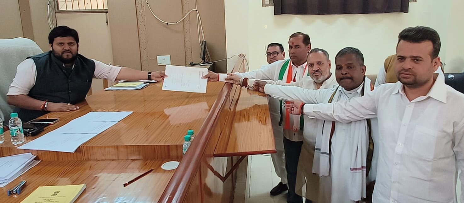  वार्ड-1से कांग्रेस प्रत्याशी चौ.मुकेश हेतराम डागर ने बल्लभगढ़ एसडीएम कार्यालय में अपना नामाकन दाखिल किया