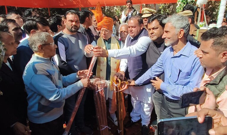 मंत्री राजेश नागर के जन्मदिन पर भाजपा के निवर्तमान पार्षद जितेन्द्र भड़ाना ने 501 बुजुर्गो को छड़ी बांटी