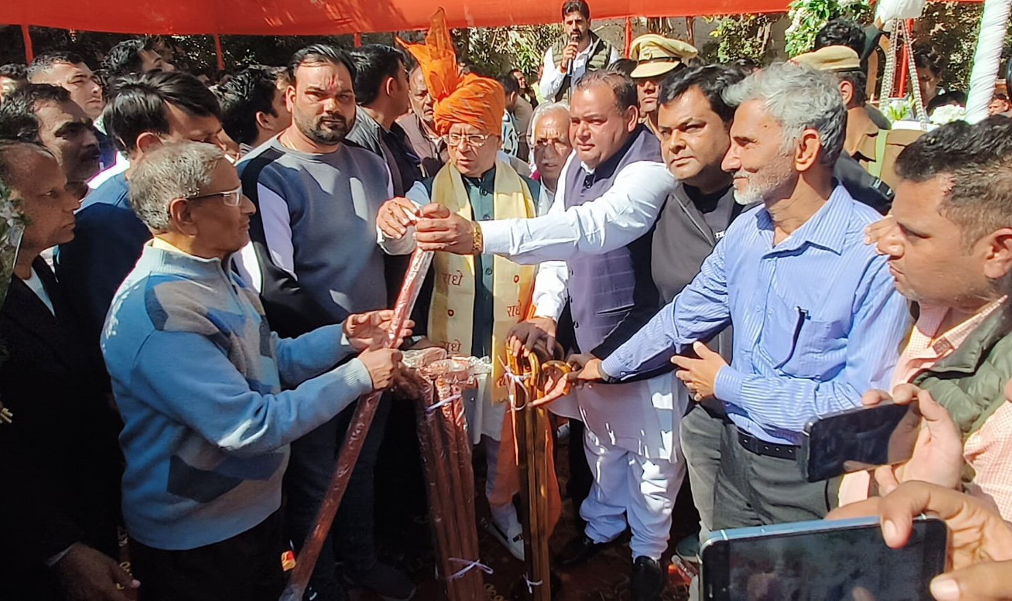 मंत्री राजेश नागर के जन्मदिन पर भाजपा के निवर्तमान पार्षद जितेन्द्र भड़ाना ने 501 बुजुर्गो को छड़ी बांटी