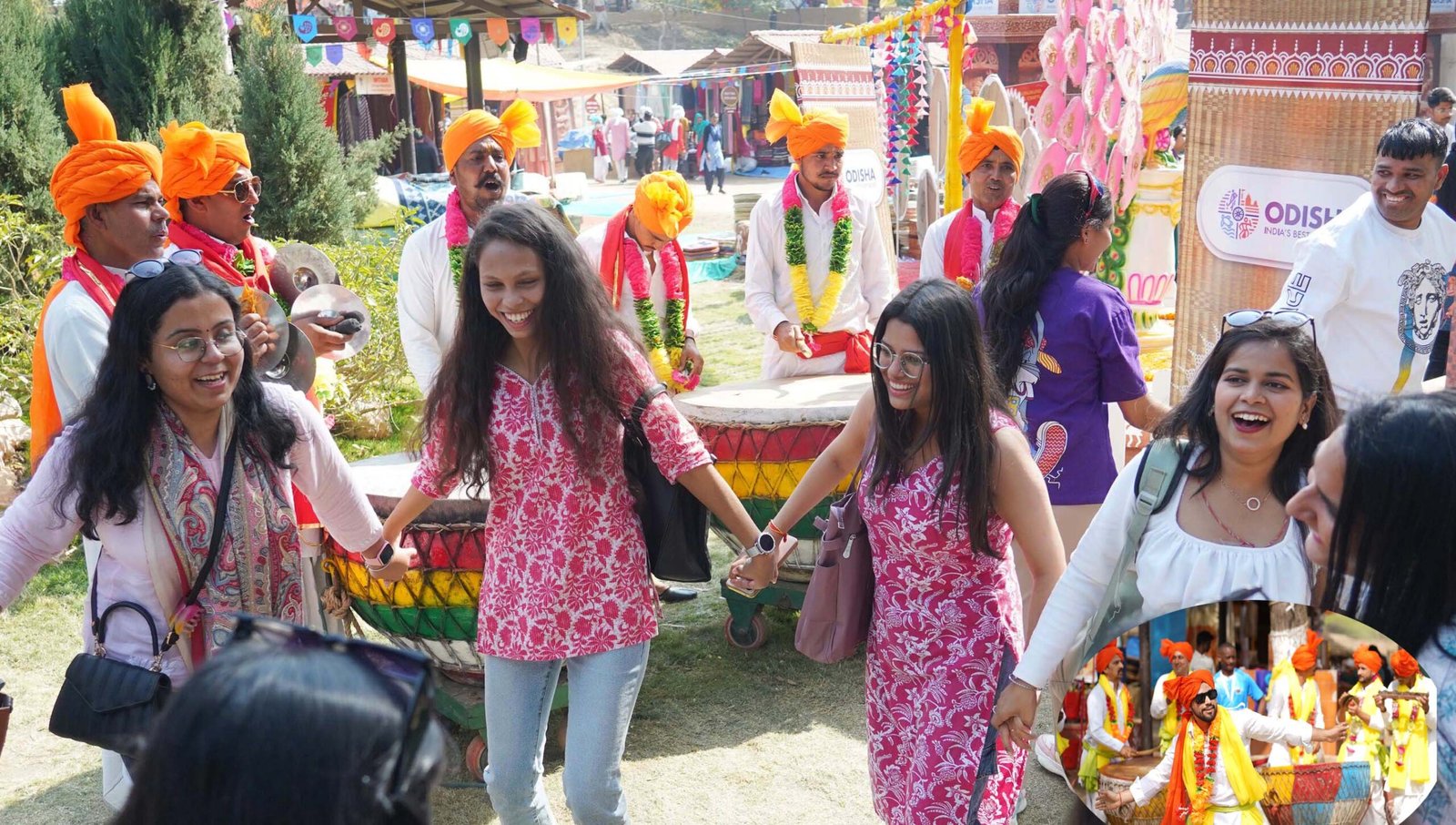 नगाड़ों की थाप पर जमकर झूम रहे देशी-विदेशी पर्यटक