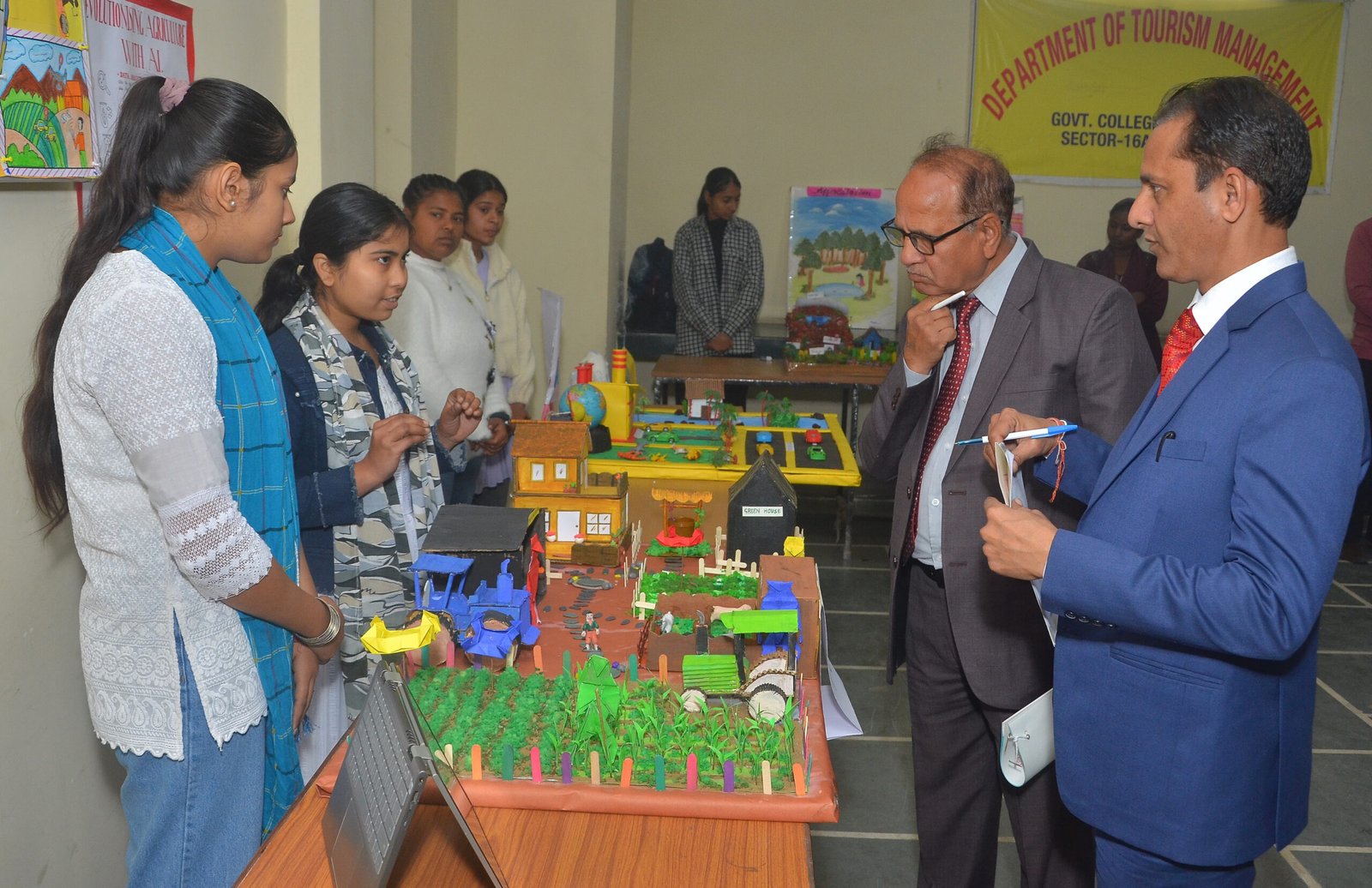 विज्ञान प्रदर्शनी में कंप्यूटर के वाटर टैंक ऑटो मैनेजमेंट सिस्टम एवं एआई आधारित कृषि मॉडल को मिला प्रथम स्थान