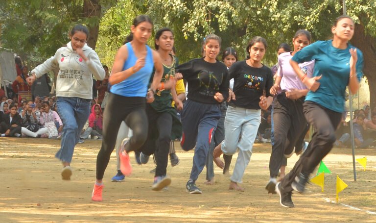 राजकीय महिला महाविद्यालय के वार्षिक खेलकूद प्रतियोगिता में सौ मीटर रेस में करुणा एवं चार सौ मीटर में दिव्या ने मारी बाजी