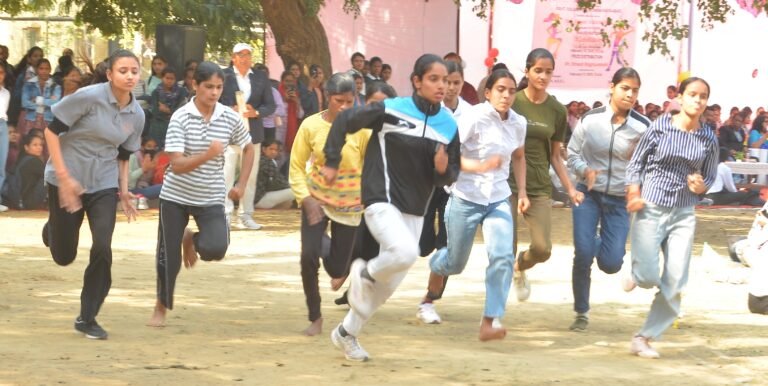 सिखाया बोलना जिसको, वो चुप रहना सिखाता है: दिनेश रघुवंशी