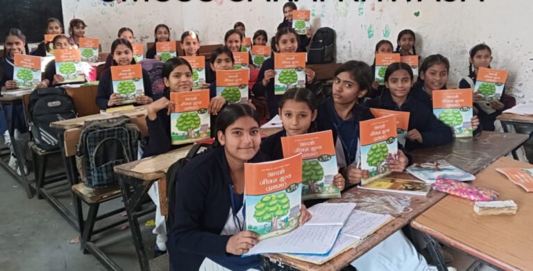 सराय ख्वाजा राजकीय विद्यालय में विद्यार्थी अन्य विषयों के साथ नैतिक शिक्षा में भी दक्षता प्राप्त कर रहे हैं