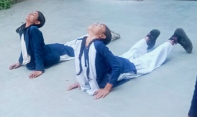 राजकीय विद्यालय सराय ख्वाजा में सूर्य नमस्कार का अभ्यास