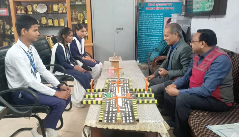 सराय ख्वाजा स्थित राजकीय विद्यालय की जेआरसी ने विज्ञान के मॉडल बनाकर मनाया विज्ञान दिवस