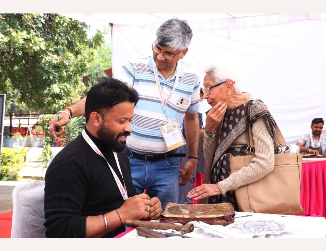 सूरजकुंड अंतरराष्ट्रीय शिल्प मेला में मूर्तिकला में युवा शिल्पकारों को बनाया जा रहा निपुण