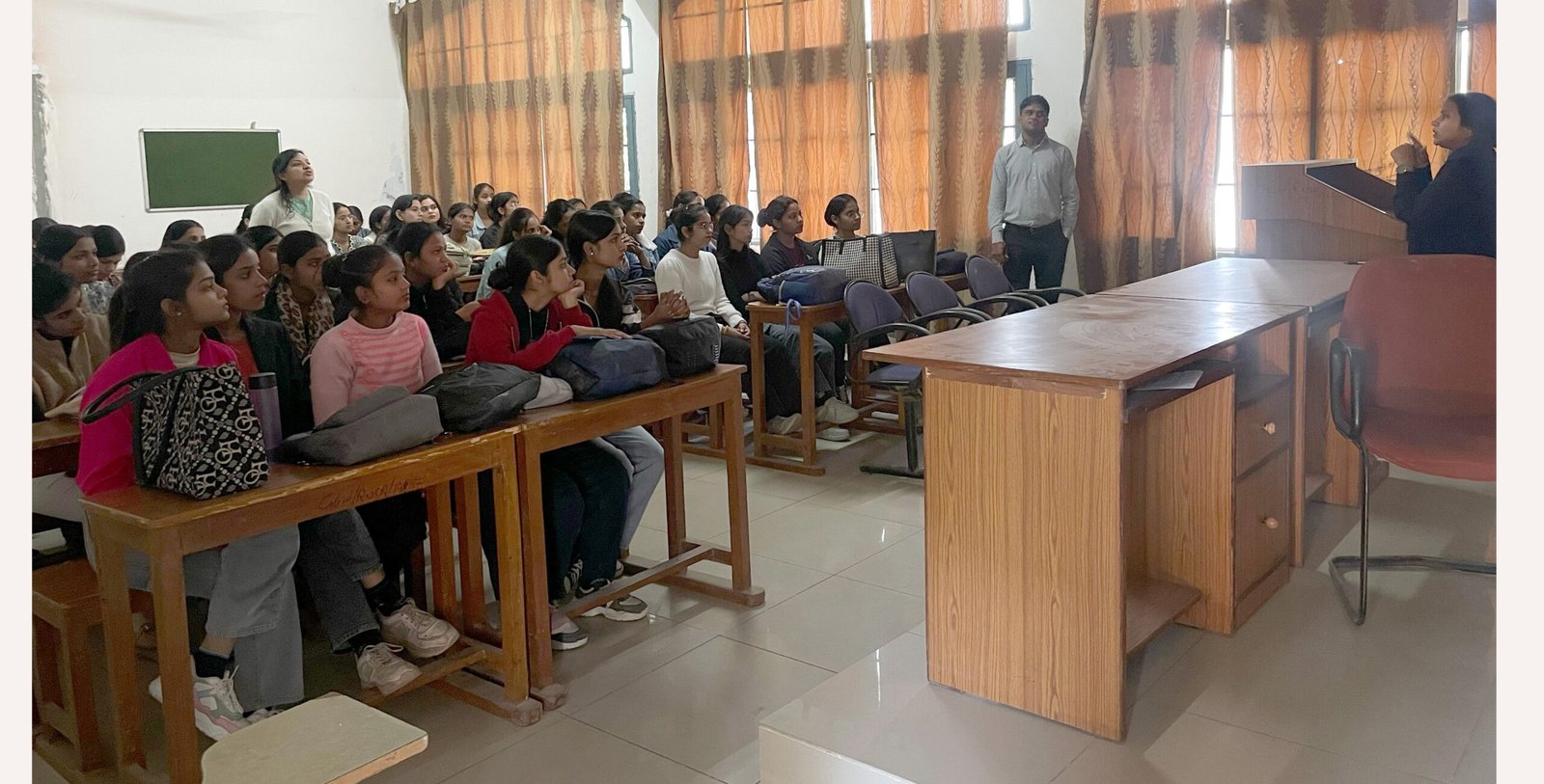 विश्व रेडियो दिवस पर राजकीय महिला महाविद्यालय, पत्रकारिता विभाग में हुआ परिचर्चा का आयोजन