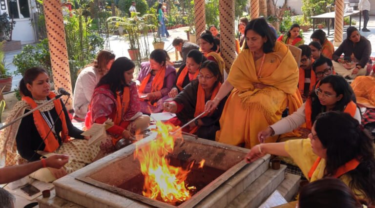 शताब्दी महाविद्यालय में बसंत पंचमी के उपलक्ष में किया गया यज्ञ हवन का आयोजन 