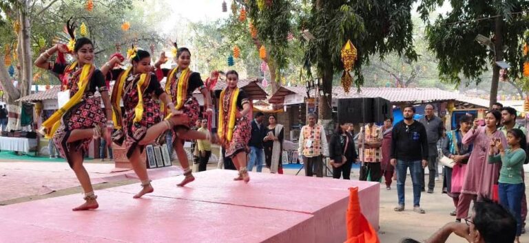 ओडिसा का संबलपुरी नृत्य देख अभिभूत हुए पर्यटक
