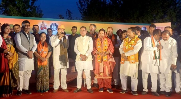 तिगांव विधानसभा के भाजपा पार्षद प्रत्याशियों के समर्थन में वोट मांगने पहुंचे सांसद मनोज तिवारी ,राज्य मंत्री राजेश नागर भी रहे मौजूद