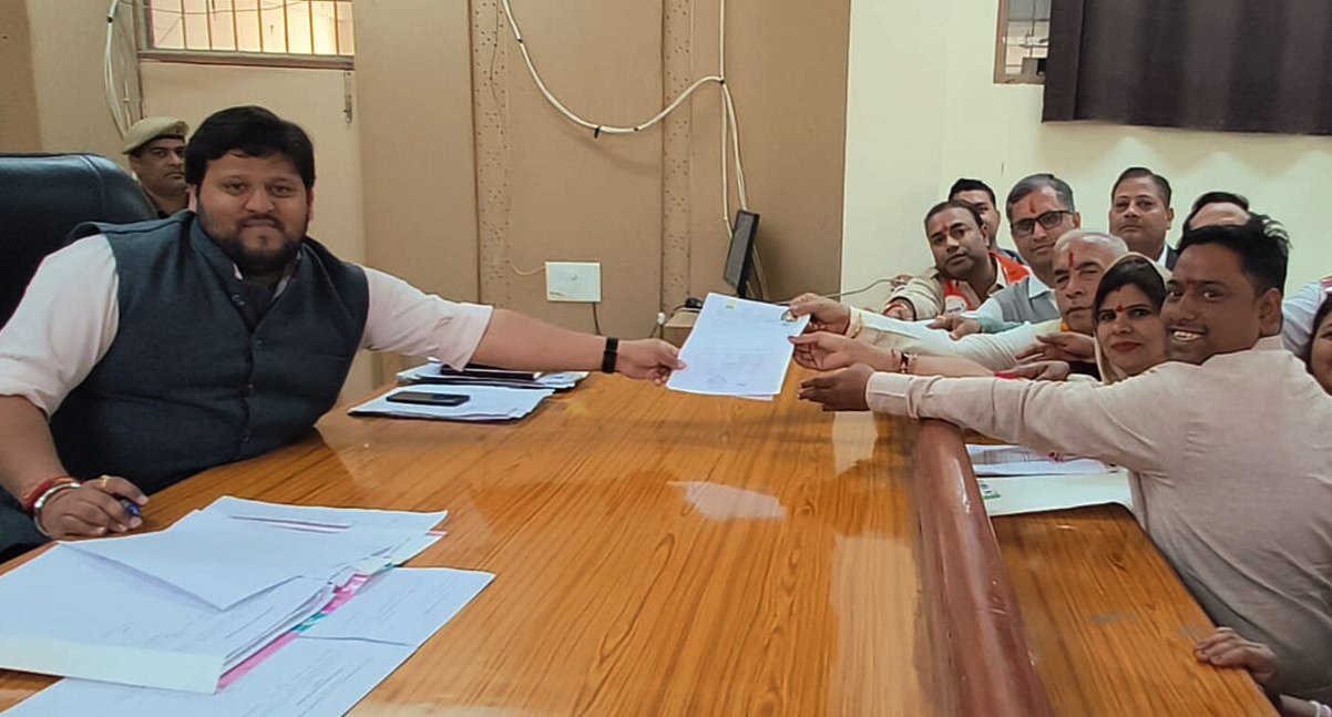 भाजपा प्रत्याशी संगीता भारद्वाज ने वार्ड-4 से भरा नामांकन