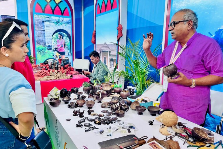सूरजकुंड शिल्प मेला में पर्यावरण संरक्षण का संदेश दे रहे गोवा के नारियल शिल्प से बने उत्पाद