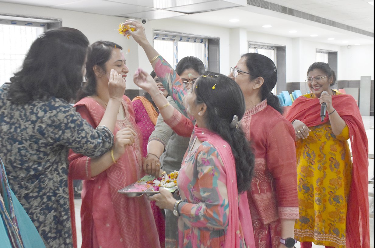 जेसी बोस विश्वविद्यालय में खेली गयी फूलों की होली