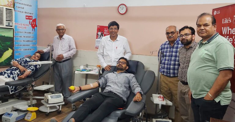 केशव शर्मा और उनकी धर्मपत्नी पूजा ने रक्तदान करके  सामाजिक दायित्व निभाया