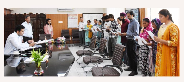 जिलाधीश ने 13 विदेशी नागरिकों को दिलाई भारतीय नागरिकता की शपथ , संविधान की अनुपालना की शपथ दिलाते हुए दी शुभकामनाएं