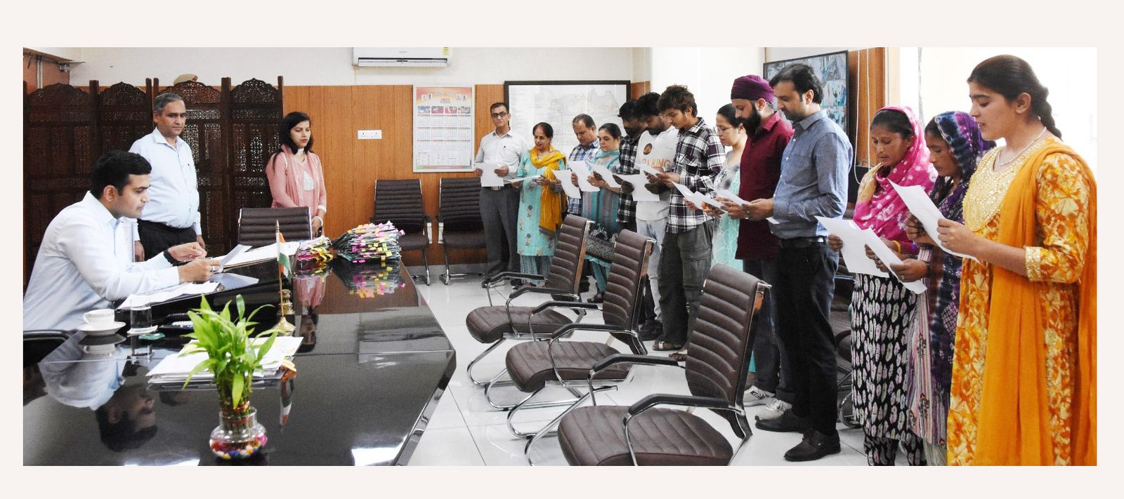 जिलाधीश ने 13 विदेशी नागरिकों को दिलाई भारतीय नागरिकता की शपथ , संविधान की अनुपालना की शपथ दिलाते हुए दी शुभकामनाएं