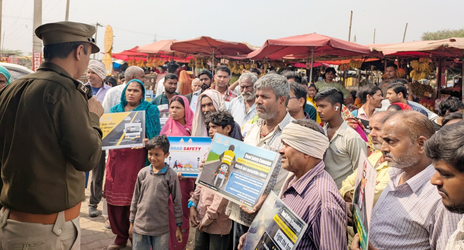 सामुदायिक पुलिसिंग टीम ने सब्जी मंडी में ‘पुलिस की पाठशाला’ आयोजित कर लोगों को किया जागरूक