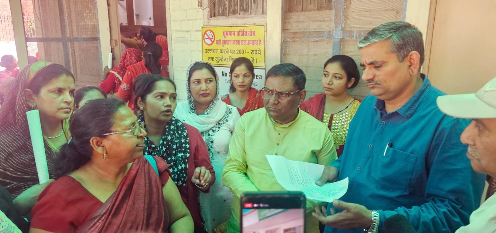 सैकड़ो आशा वर्कर्स ने सीएमओ कार्यालय पर जोरदार धरना प्रदर्शन किया, डिप्टी सीएमओ राजेश श्योकंद को   स्वास्थ्य मंत्री भारत सरकार के नाम ज्ञापन सौंपा