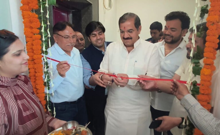 मुख्यमंत्री के पूर्व राजनैतिक सलाहकार अजय गौड ने सेक्टर-15 में “स्वास्थयम मल्टी स्पेशलिस्ट क्लीनिक” का फीता काटकर किया उदघाटन