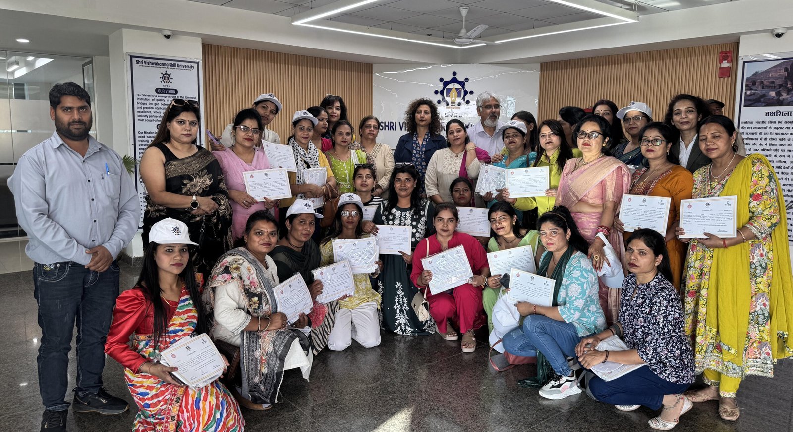 श्री विश्वकर्मा कौशल विश्वविद्यालय द्वारा गुरु शिष्य कौशल सम्मान योजना के अंतर्गत प्रशिक्षित महिलाओं को प्रदान किए गए प्रमाण पत्र 